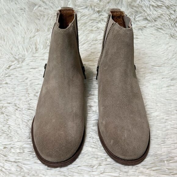 Frye Carly Zip Chelsea Flat Boots Booties Ash Beige Suede Size 7.5 - Picture 4 of 6